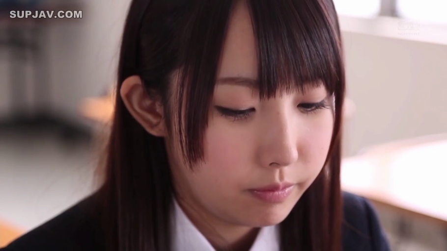 坐姿 · 教室 · 脸部特写 · 制服 · 平淡 · 静止 · 黑直发