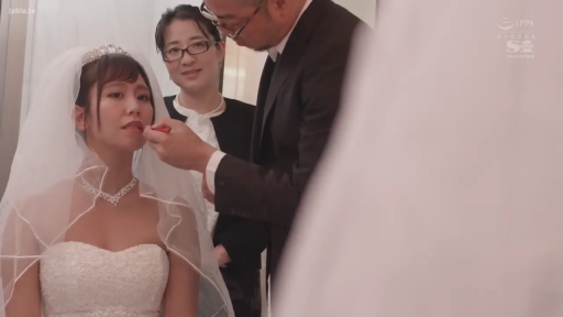 格子衬衫 · 室内 · 坐姿 · 脸部特写 · 平静 · 注视 · 男性