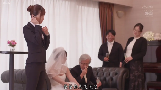 专注 · 站立 · 中景 · 剧情 · 耳机 · 黑色西装 · 宴会厅 · 调整耳机