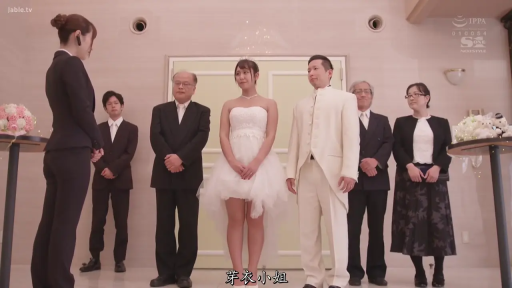 严肃 · 全身 · 站立 · 多人 · 婚纱 · 合影 · 花束 · 婚礼现场