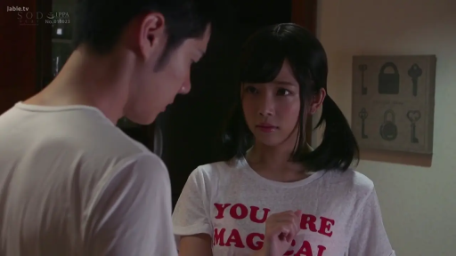 室内 · 严肃 · 站立 · 半身 · 剧情 · 对视 · T恤