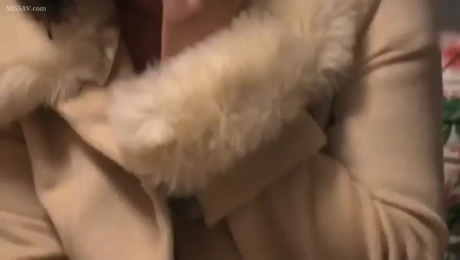 室内 · 躯干特写 · 正面 · 视频截图 · 毛领大衣 · 穿着