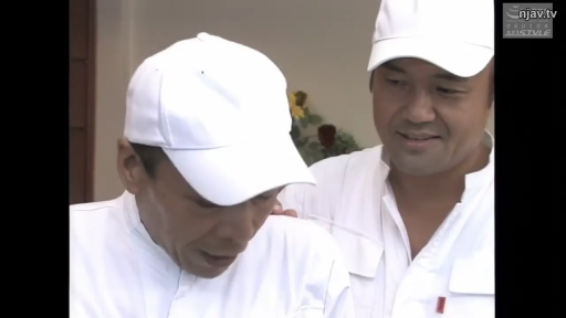 室内 · 面部 · 站立 · 微笑 · 注视 · 帽子 · 白色厨师服 · 男同题材