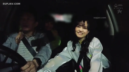 坐姿 · 中景 · 微笑 · 车内 · 方向盘 · 夹克 · 驾驶 · 非色情场景