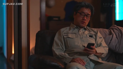 脸部 · 项链 · 白色上衣 · 室外 · 正面 · 灿烂 · 欢笑 · 景深