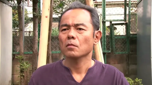 严肃 · 站立 · 中景 · 注视 · 户外 · 紫色短袖 · 大叔