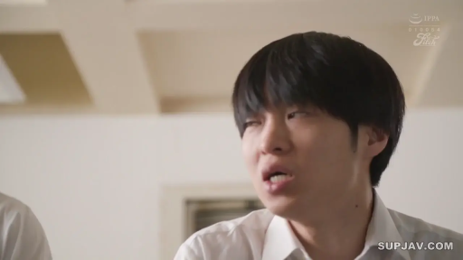 坐姿 · 交谈 · 面部 · 白衬衫 · 办公室内 · 近景 · 嫌恶