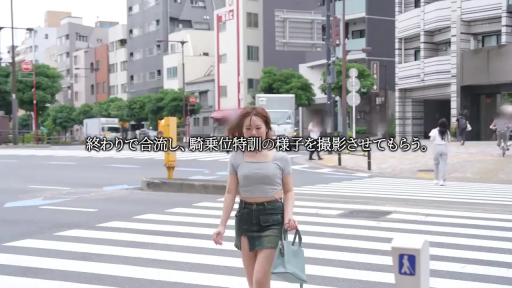 Whole body · 自然 · Handbag · Outdoor · 行走 · 露脐上衣 · 街头漫步