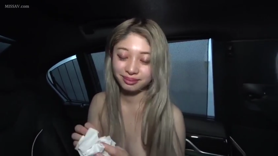 座り姿勢 · 全裸 · 微笑 · 半身 · 车内 · 长发 · 纸巾 · 拿纸巾