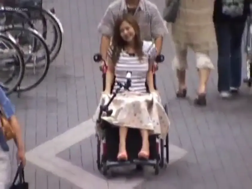 坐姿 · 全景 · 自然 · 街道 · 条纹衫 · 户外 · 出行 · 轮椅