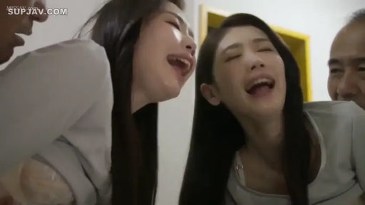 室内 · 俯身 · 面部特写 · 休闲服