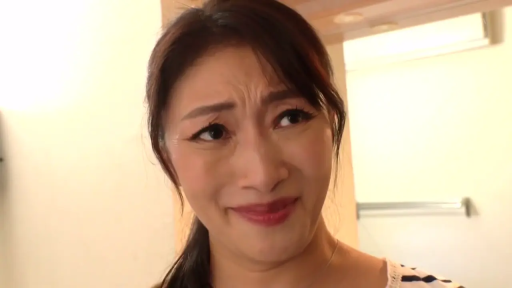 室内 · 站立 · 面部特写 · 条纹衫 · 斜视 · 鄙夷 · 反应截图