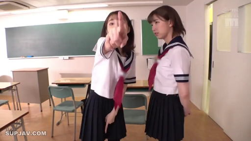 严肃 · 教室 · 中景 · 黑板 · 双人 · 水手服校服 · 指责 · 指指向镜头