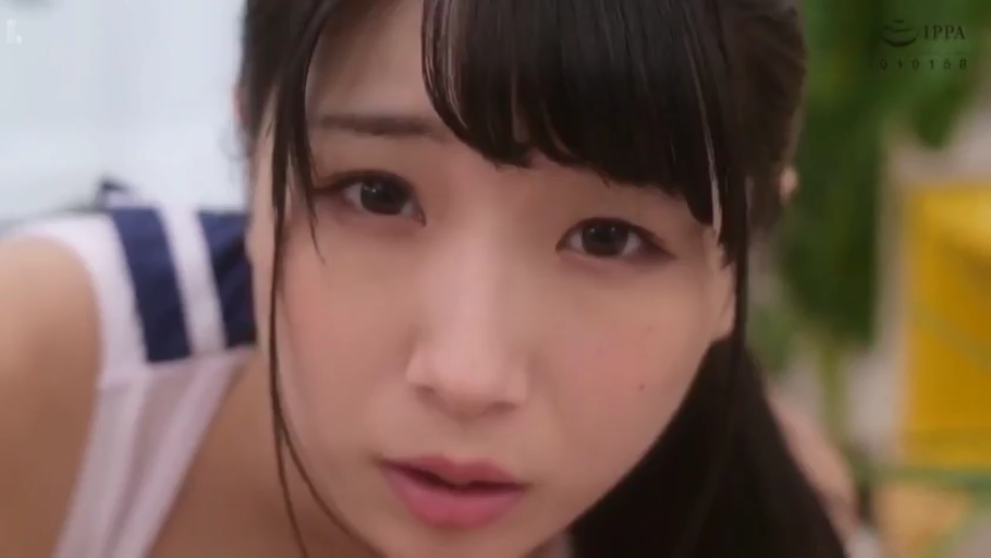 室内 · 身をかがめる · 顔部のクローズアップ · 对视 · 体操服 · 微张口