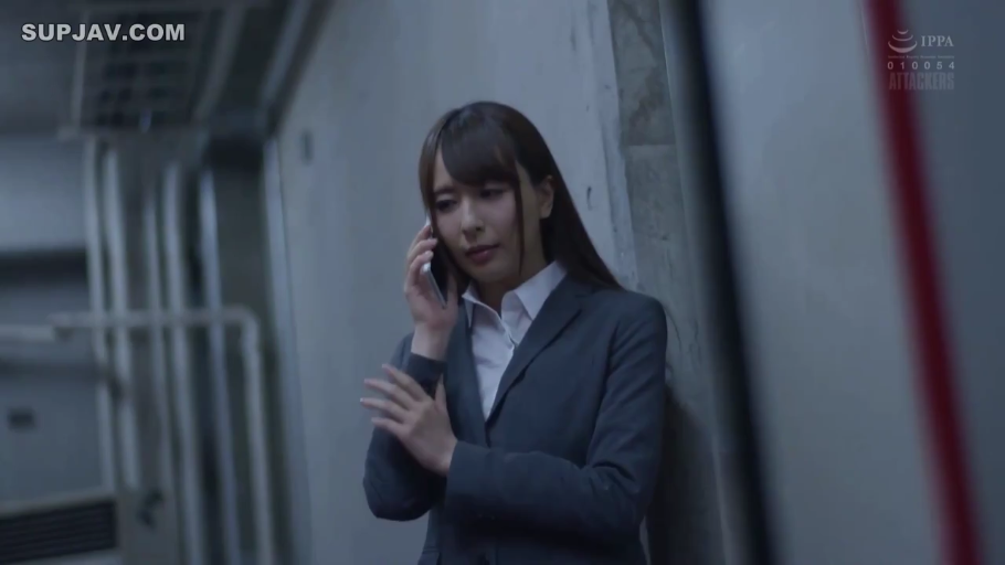 严肃 · 职业装 · 走廊 · 手机 · 上半身 · 职场 · 打电话 · 靠墙站立