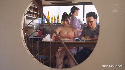 室内 · 展示 · 臀部 · 白色短裙 · 色情 · 侧卧抬腿