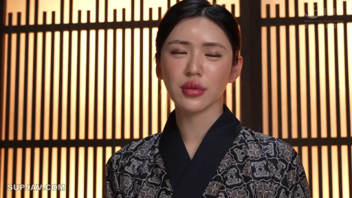 面部 · 站姿 · 平静 · 居家 · 厨房 · 便装 · 饮用 · 果汁杯