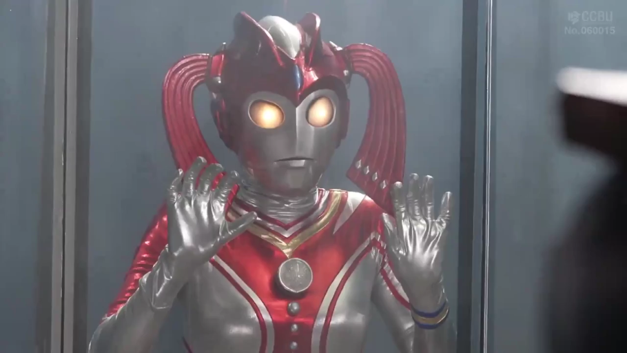 半身特写 · 面具表情 · 紧身皮套 · 玻璃幕墙 · 实验室玻璃房 · 双手扶墙 · 被困观察