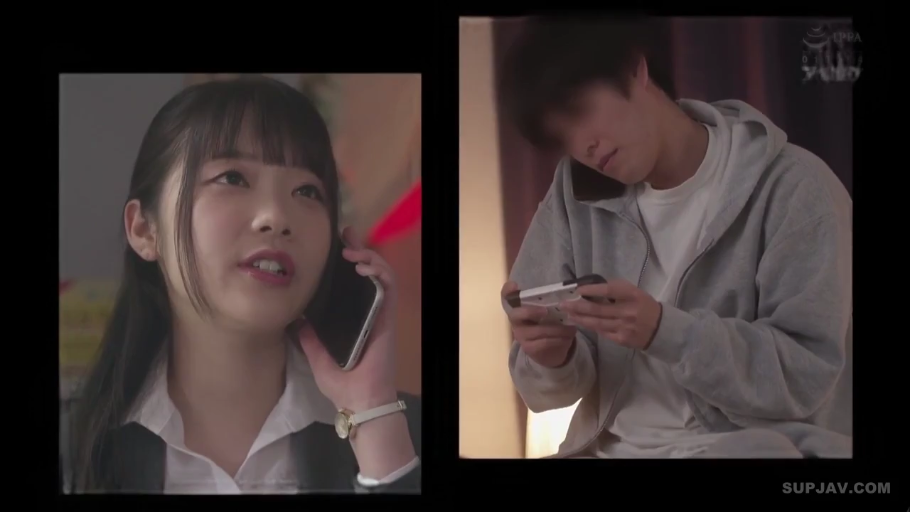 室内 · 坐姿 · 自然 · 灰色卫衣 · 特写 · 游戏手柄 · 玩游戏 · 分屏画面