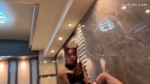 室内 · 坐姿 · 角色扮演 · 迷离 · 挑逗 · 黑色连体衣 · 恶魔角