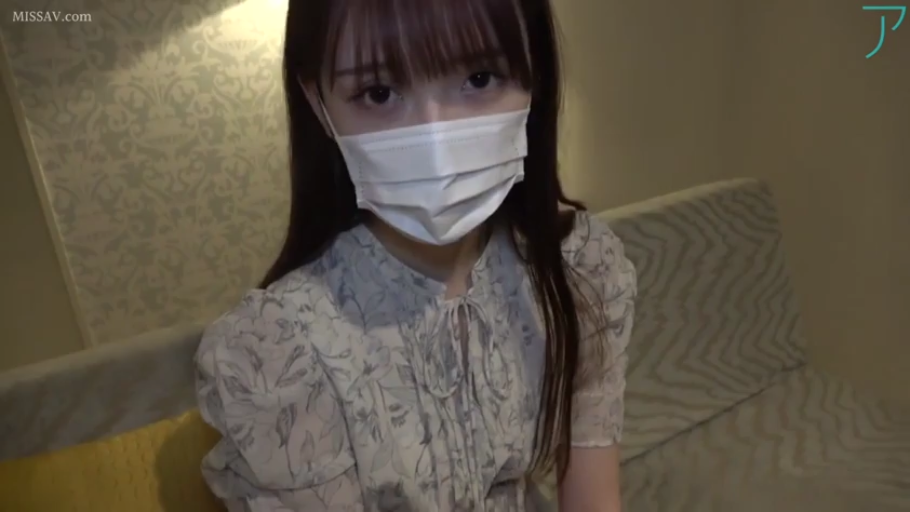 室內 · 坐姿 · 上半身特寫 · 碎花上衣