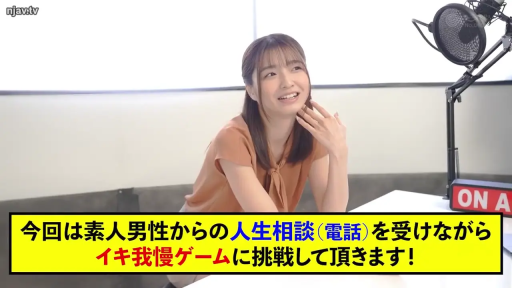 黑色长裤 · 中景 · 微笑 · 栏杆 · 凝望 · 倚靠 · 逆光 · 室外阳台