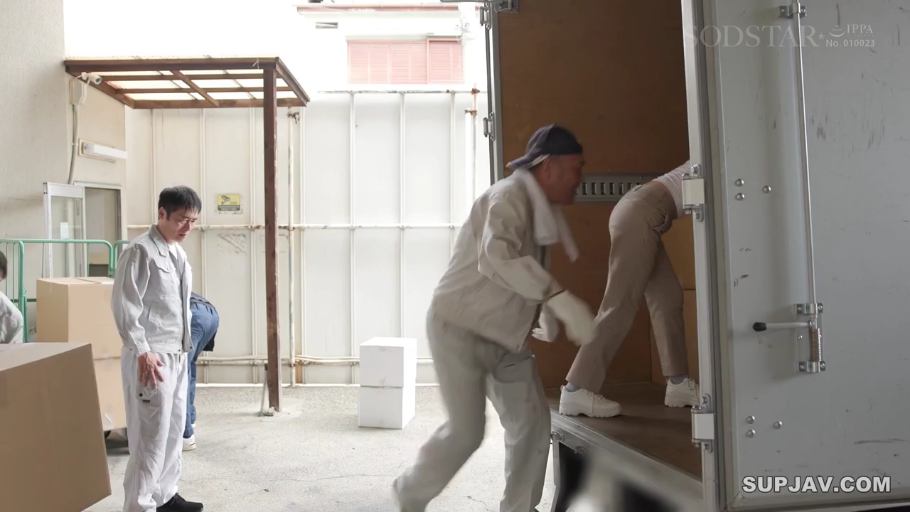 弯腰 · 自然 · 远景 · 纸箱 · 户外 · 职场 · 工作服 · 搬运