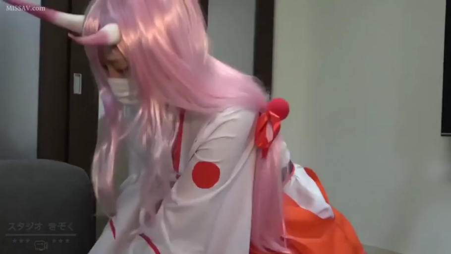 低头 · 角色扮演 · 卧室 · 中景 · 跪姿 · 假角 · 和服Cosplay