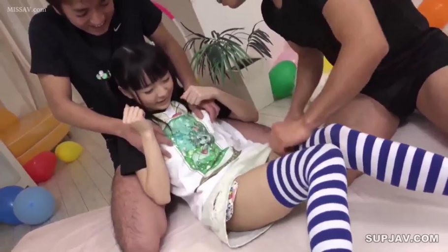 卧室 · 张开双腿 · 中景 · 气球 · 多人 · 条纹过膝袜 · 肢体接触 · 笑容