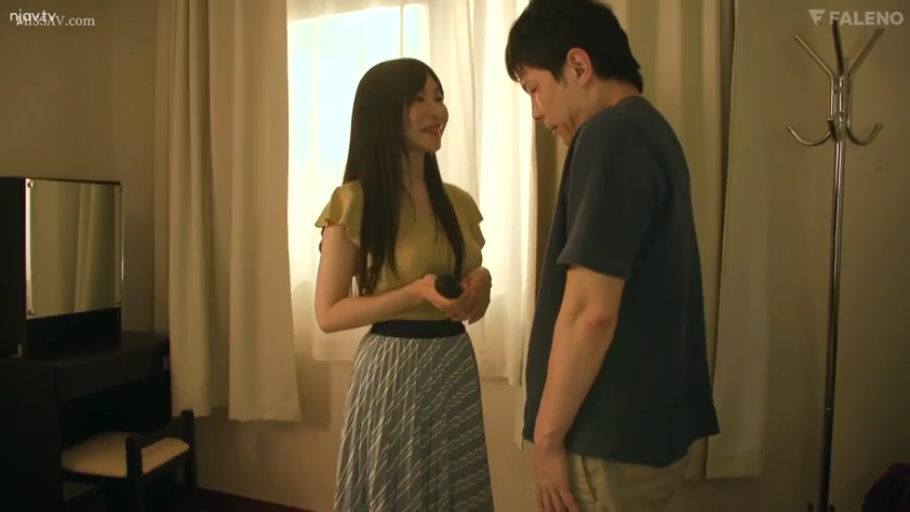 室内 · 中景 · 站姿 · 微笑 · 剧情 · 交流 · 针织衫 · 梳妆台