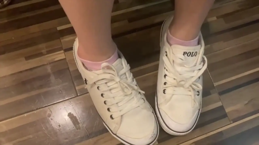 足部特写 · 站立 · 恋足 · 木地板室内 · 粉色短袜 · 展示鞋袜