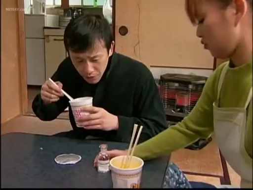 坐姿 · 中景 · 自然 · 餐厅 · 日常 · 围裙 · 杯面 · 吃杯面