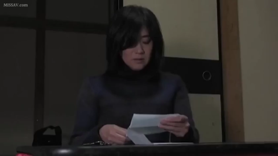 座り姿勢 · 憂鬱 · 和室 · 高领毛衣 · 上半身 · 长发 · 読む · 信件