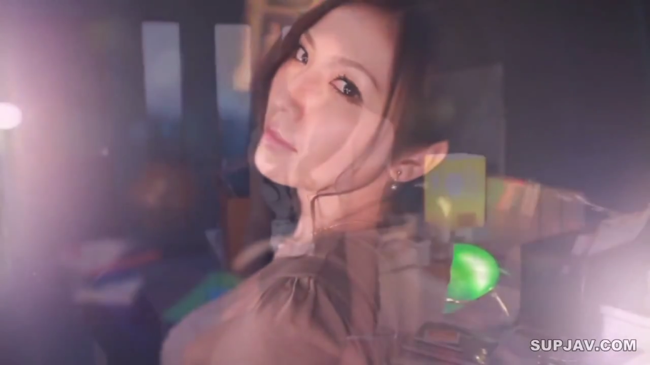 室内 · 顔部のクローズアップ · 回眸 · 注視 · 妩媚 · 茶色のトップス · 镜头光晕