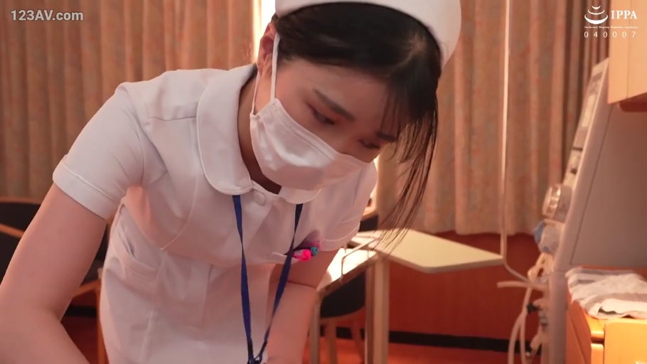 病房 · 俯身 · 护士服 · 专注 · 头部特写 · 口罩 · 照顧 · 职业系列