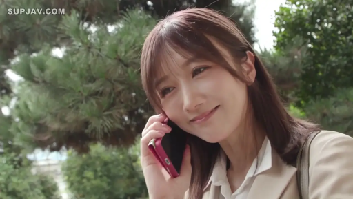 顔部のクローズアップ · 微笑 · ビジネススーツ · 携帯電話 · 屋外 · 长发 · 打电话 · 横に頭を傾ける