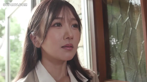 室内 · 憂鬱 · 站立 · スーツ · 顔のクローズアップ · 注視