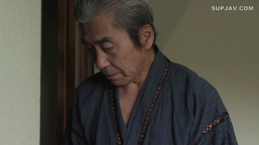 室内 · 真剣 · 站立 · 注視 · 上半身 · 波点上衣 · バックパックストラップ