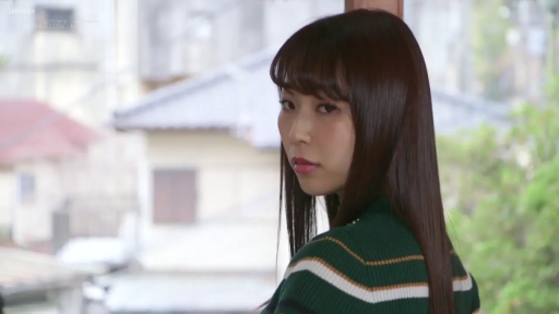 面部特写 · 凝视 · 长发 · 冷淡 · 室内窗边 · 条纹针织衫 · 侧身回眸