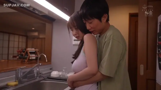 中景 · 厨房 · 吊带衫 · 背后搂抱