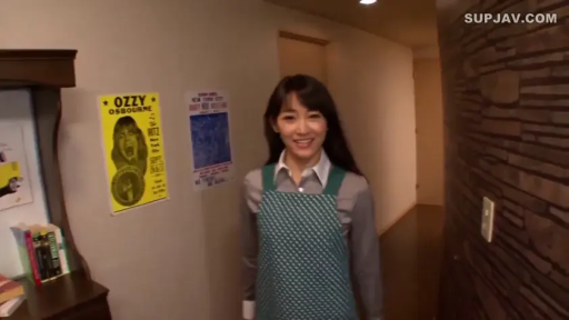 站立 · 中景 · 微笑 · 注视镜头 · 长发 · 海报 · 灰色衬衫 · 室内廊下