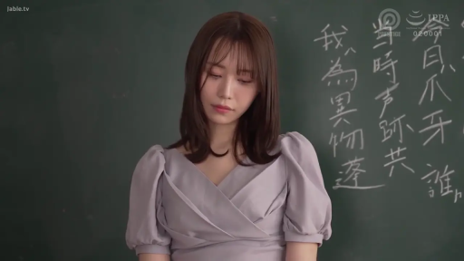 憂鬱 · 教室 · 站立 · 半身 · 黑板 · 紫色连衣裙 · 女教师