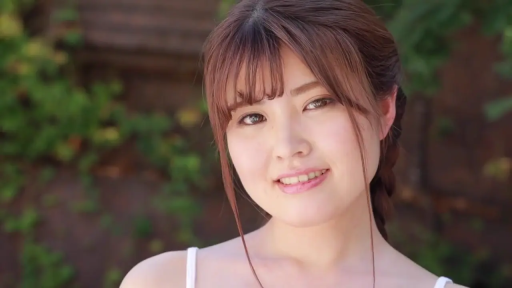 站姿 · 微笑 · 顔のクローズアップ · 清纯 · 屋外 · 白色吊帯 · 甜美写真