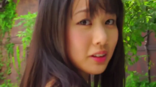 顔部のクローズアップ · 平静 · 注視 · 清纯 · 长发 · 户外花园 · 横に頭を傾ける