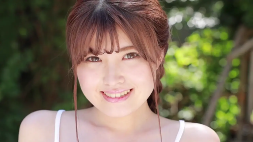 Close-up of the face · Outdoor · 正面 · 白色吊带背心