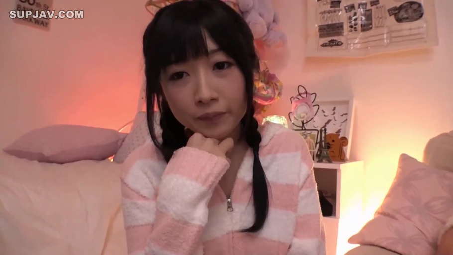 坐姿 · 卧室 · 枕头 · 上半身特写 · 注视镜头 · 暖色调灯光 · 平和表情 · 粉白条纹拉链衫