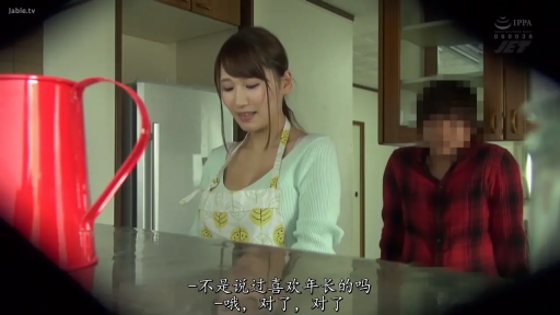 中景 · 平静 · 中文字幕 · 站立姿势 · 毛衣配围裙 · 厨房柜台 · 家务活动 · 红色水壶