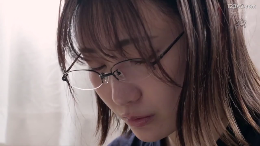 室内 · 沉思 · 忧郁 · 低头 · 眼镜 · 脸部特写 · 深色上衣 · 成年女性