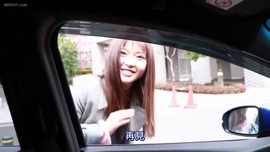 俯身 · 脸部 · 微笑 · 户外 · 长发 · 汽车 · 灰色外套 · 告别