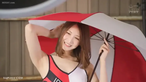 站立 · 摆拍 · 微笑 · 半身特写 · 户外 · 写真 · 泳装 · 雨伞